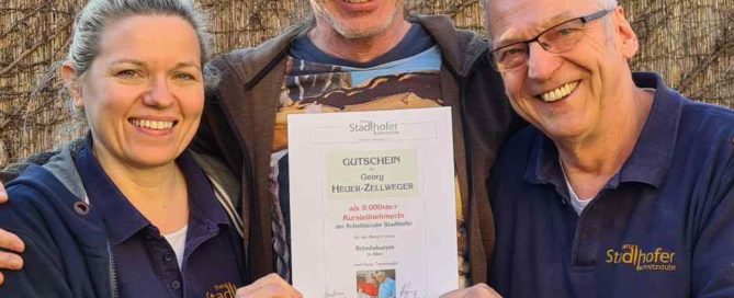 9.000 Kursteilnehmer Georg Heuer-Zellweger mit Franz & Andrea Stadlhofer der Schnitzstube Stadlhofer